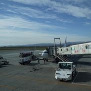 山々に囲まれた空港