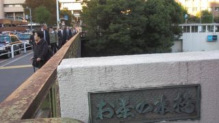 線路と神田川を渡ることができる橋です