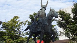 JR彦根駅前にある印象的な像