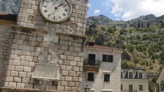 コトルの街に西門（正門）から入ると正面に現れます。