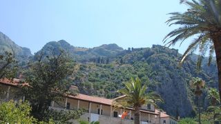 城壁が巡る街の海側の門。存在感があります。