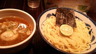 狭い店ですが繁盛してます