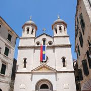 聖ルカ広場にあるセルビア正教会の教会。