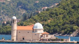 穏やかな海の人工島にある教会です。