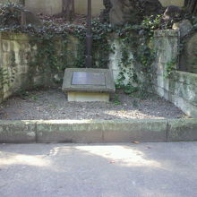 野外音楽堂の入口の門を入ると、正面に記念碑があります。