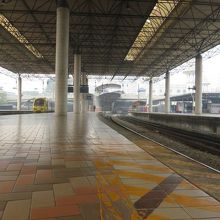 北側の改札からホームまでは、距離があります