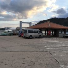 白浜港、東屋と浮桟橋。