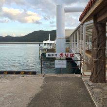 白浜港浮桟橋に停泊中の船浮海運?ニューふなうき?。