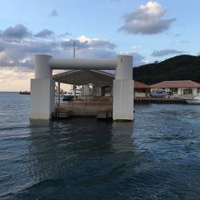 海から見た白浜港浮桟橋。