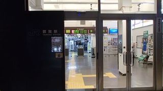 この駅、最近、リニューアルした様で、待合室やお土産コーナが充実していて、いつも多くの人が利用しているそんな駅です。