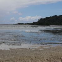 ホテルの前の海。急に深くなる場所がありスノーケルにも最適