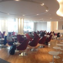 KALラウンジの奥（窓際のそば）がFクラス専用エリア