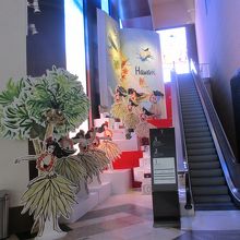 ２階へ行くエスカレーター