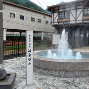 富山地方鉄道・宇奈月駅前の温泉噴水