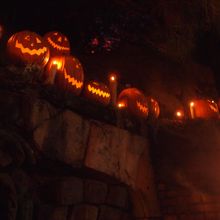 ライトアップされた夜の装飾は不気味さを増します。