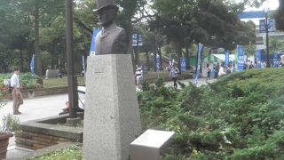 シルクハットをかぶった胸像