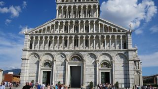 ピサロマネスク様式最大の聖堂
