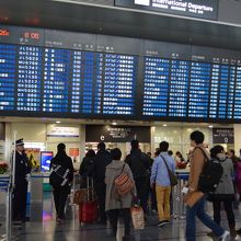 年末。出国ゲートの様子。