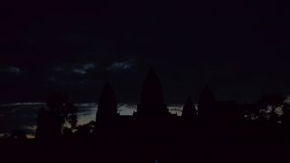 やはり定番のアンコールワット。レリーフがきれいです。