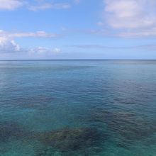 灯台の先の岩場からの海