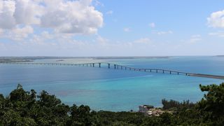 橋から右側に見えますが、道順は左側からです