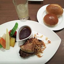 千屋牛ﾊﾝﾊﾞｰｸﾞ･ﾌｫｱｸﾞﾗ乗せ