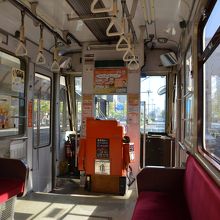 電車内。