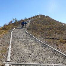 飯盛山山頂への道です。傾斜はあるけど歩きやすい。