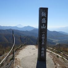 飯盛山山頂です。混雑時は一方通行の順路のようになります。