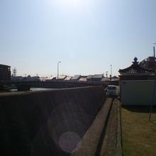 この堤防で２人が語り合いました。