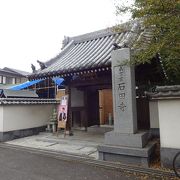 土方歳三のお墓のあることで知られる寺。