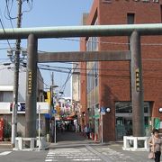 伊勢原駅前にあり、バスを待つ間これを眺めると、大山に行く実感がわいてきます。