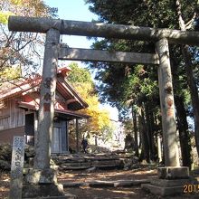 山頂石製の鳥居