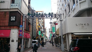 街灯やマンホールのふたまで、すずらんをモチーフにしたデザイン