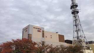 川にかこまれた資料館