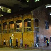 （香港）上海街と窩打老道交差点付近に突如現れる赤レンガの建物