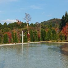 湖に浮かぶ十字架