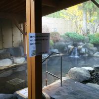 露天風呂です。１７時に給湯口から緑白色のお湯が出ます。