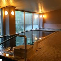 内湯です。右奥にジャグジー、ジェットがバスあります。