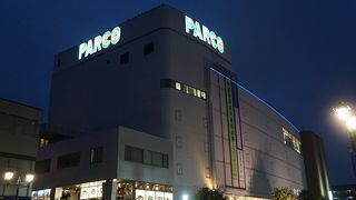 夜空にパルコの美しいネオンサインが光っているのを眺めると