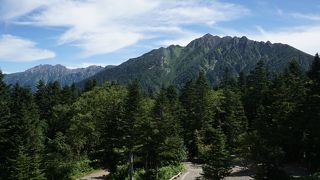 西穂山荘を経由して西穂高岳に向かう稜線もはっきりとみえます