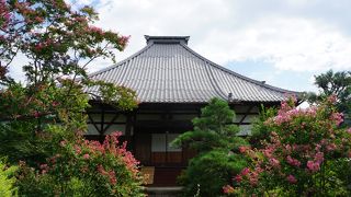 入ってすぐに蔵造りの太子堂