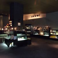 夕方で照明が暗いけどロビーの売店です