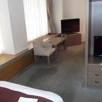 手前にベッドが２つ、ボード奥に簡易のベッドが1つの３人部屋