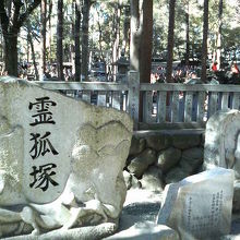 大小様々なお稲荷様が並んでます。