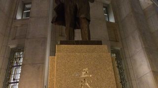 大阪の経済発展に貢献した人物