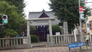 金剛院と向かい合っている神社。