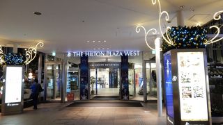 ルイヴィトンなどの高級モールが中心。クリスマスの飾り付けも注目