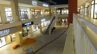 2階建てコンパクトなアウトレット