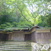 厳かな雰囲気が漂います